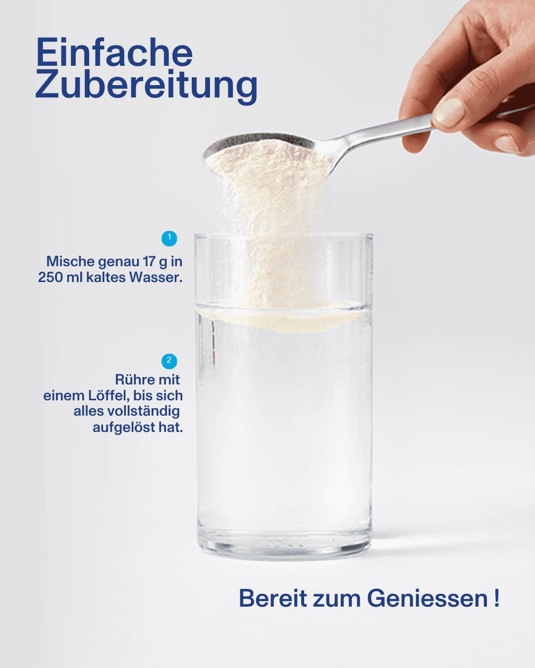 Hand hält Löffel mit Pulver über Wasserglas, Text zur Zubereitung eines Getränks