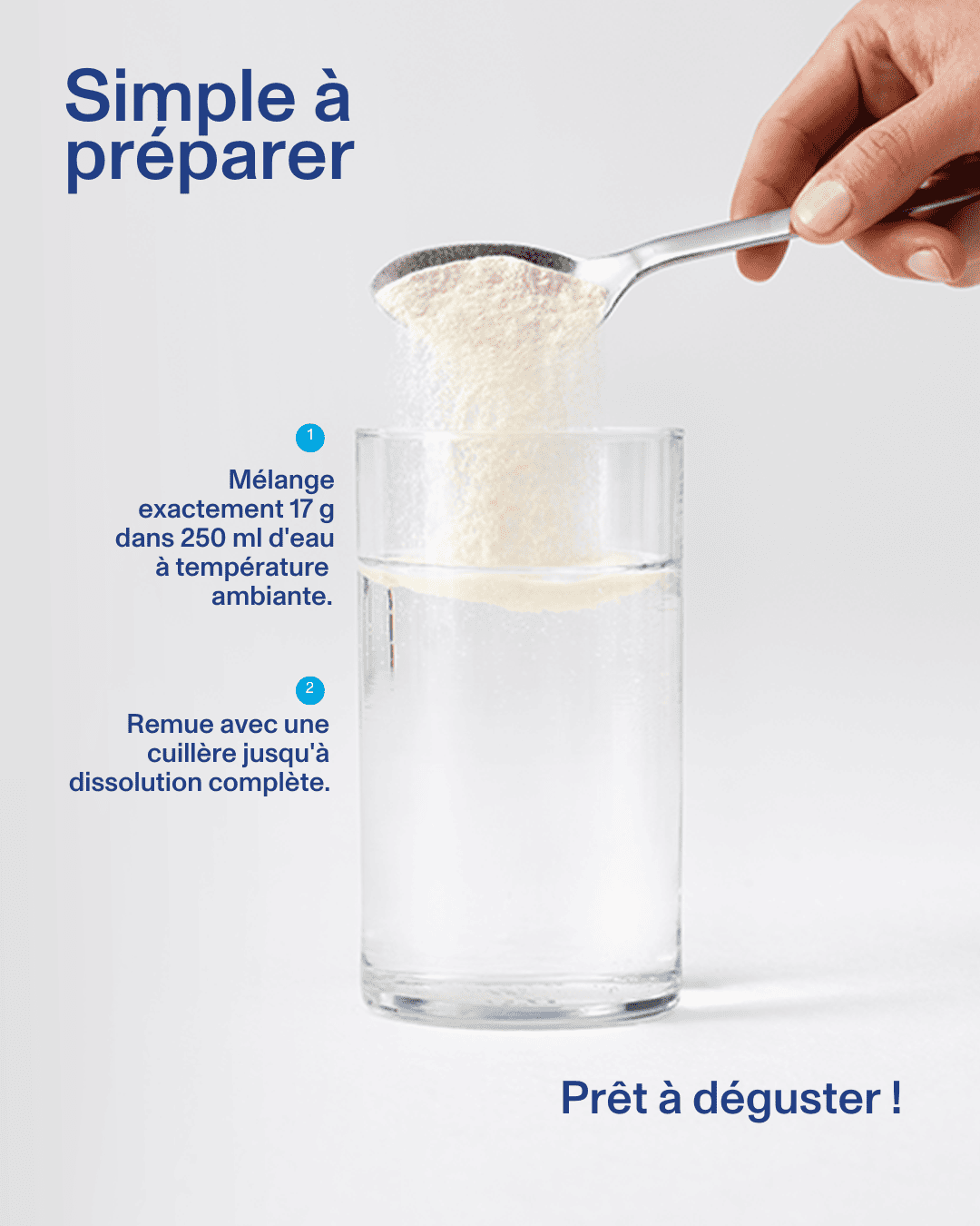 Main tenant une cuillère avec de la poudre au-dessus d’un verre d’eau