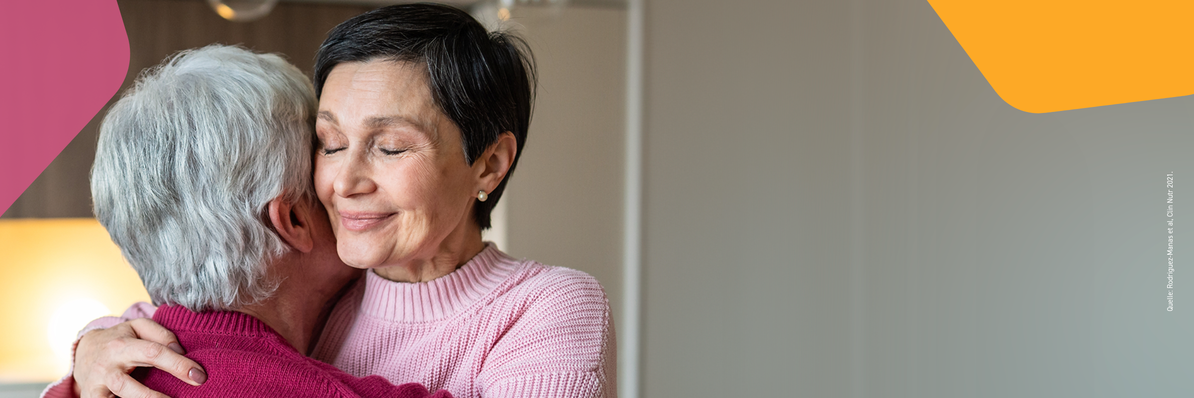 Ein älterer Mann und eine Frau umarmen sich